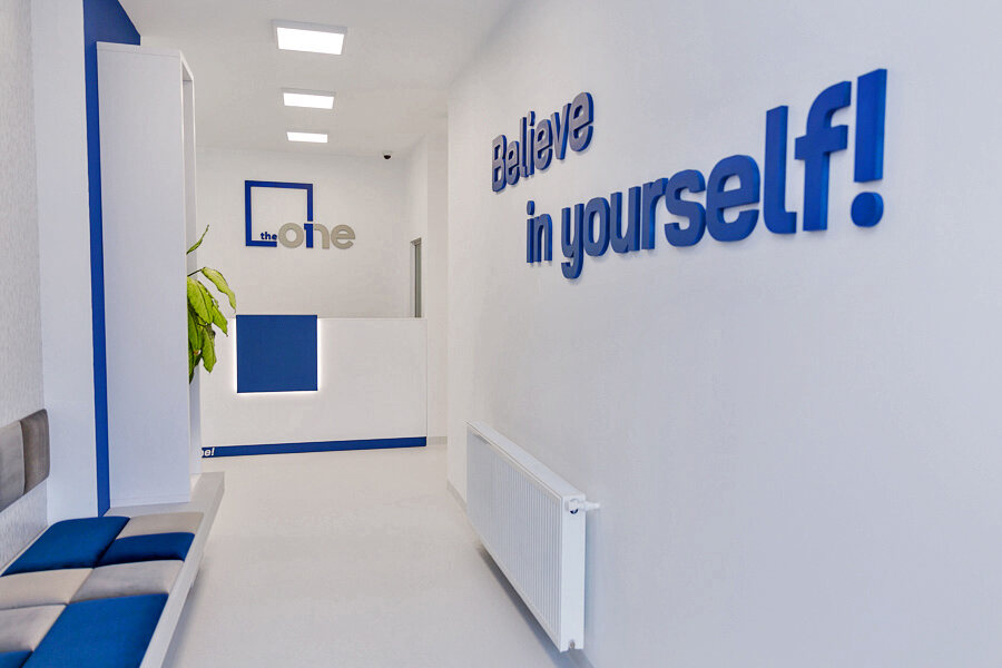 Interior The One Clinic cu mesaj Believe in yourself